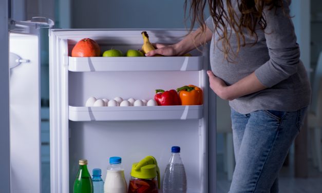 Waarom heeft een zwangere vrouw midden in de nacht trek in aardbeien met slagroom, of augurken met pickles?  En moet ze eten voor twee?